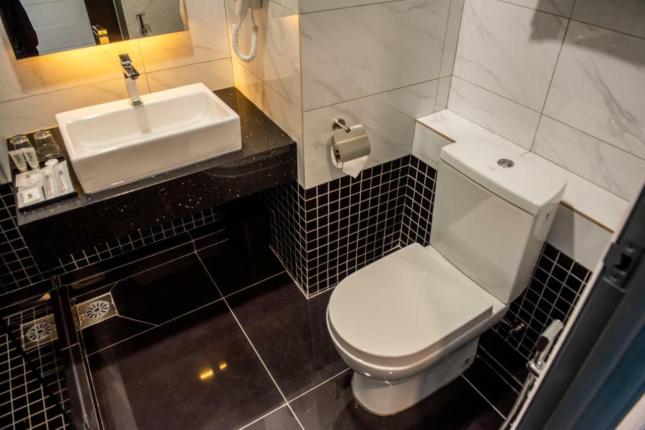 O&G Hotel Parit Buntar Exteriör bild